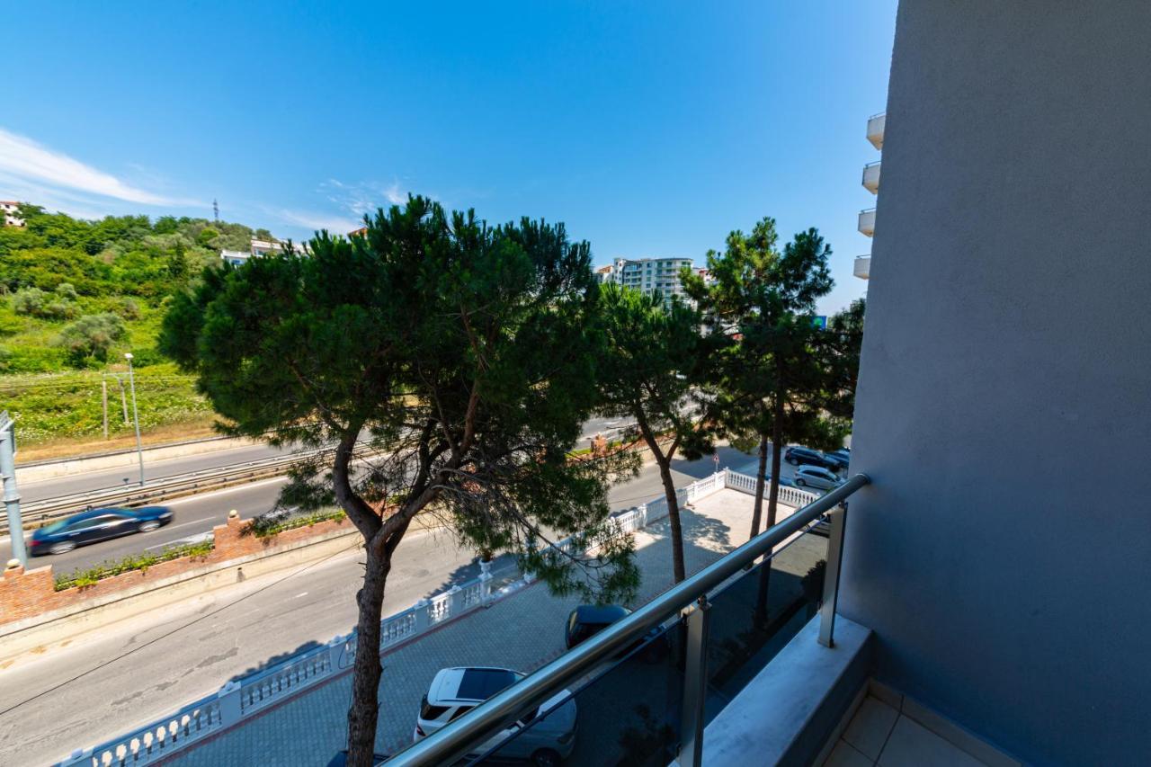 Ponari S Hotel Kryemëdhej Exteriör bild