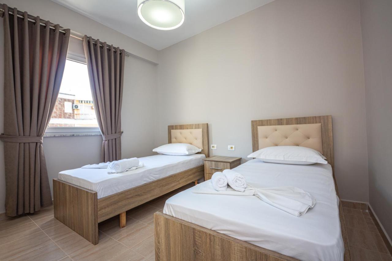 Ponari S Hotel Kryemëdhej Exteriör bild