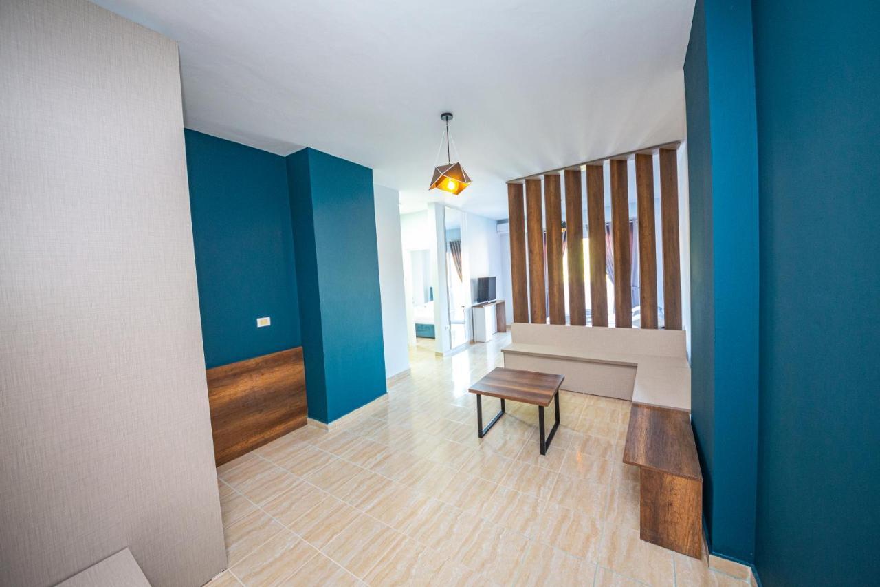 Ponari S Hotel Kryemëdhej Exteriör bild