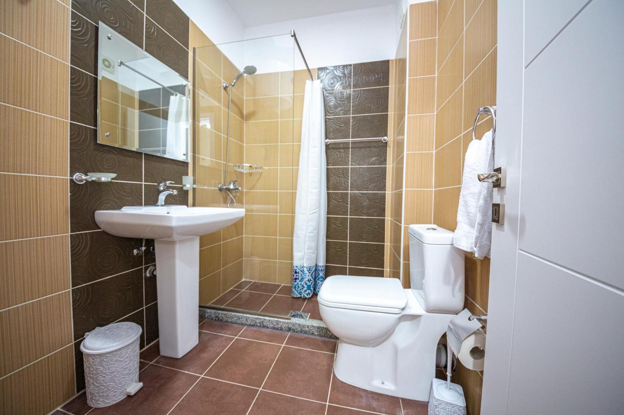 Ponari S Hotel Kryemëdhej Rum bild